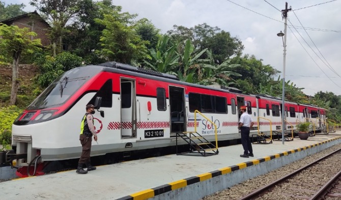Ilustrasi KA Batara Kresna bersiap berangkat dari Stasiun Wonogiri belum lama ini. (IWAN ADI LUHUNG/RADAR SOLO)