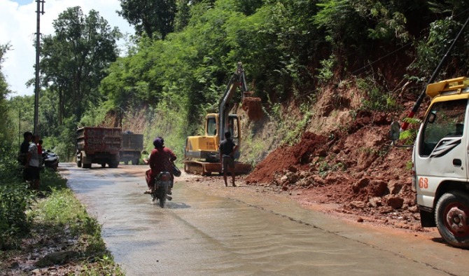 Pengendara motor melintas di jalan lingkar kota Wonogiri, Minggu (19/2/2023) (IWAN ADI LUHUNG/RADAR SOLO).