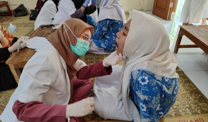 Layanan skirining kepada para santri di Pondok Putri PPPA Darul Quran oleh Gigigo Dental Care, Rabu (22/2/2023). Kegiatan ini menggandeng 20 dokter gigi dari UMS. (SEPTINA FADIA PUTRI/RADAR SOLO)