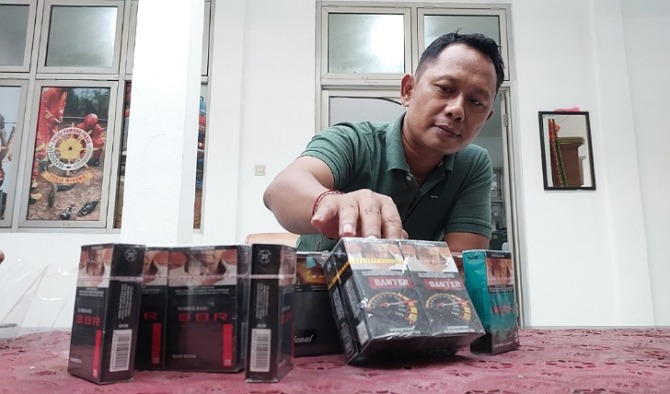 Kasi Penindakan Satpol PP Boyolali Tri Joko Mulyono tunjukkan rokok ilegal yang ditemukan di salah satu toko kelontong. Rabu (22/2/2023). (RAGIL LISTIYO/RADAR SOLO)