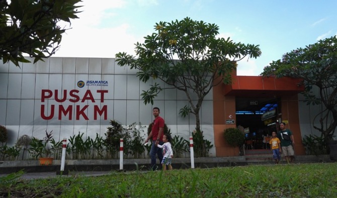 Pengunjung berjalan di sekitar Gedung Pusat UMKM di Rest Area 519 A Masaran, Kabupaten Sragen, Jawa Tengah, Minggu (19/2/2023). Di lokasi ini terdapat puluhan stan UMKM dengan beragam produk. (TRI WAHYU CAHYONO/RADAR SOLO)