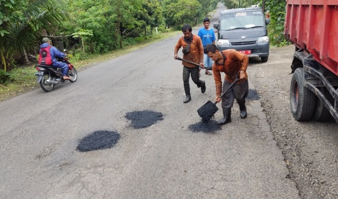 Perbaikan kerusakan jalan milik Pemprov Jateng di Desa Gedong, Kecamatan Ngadirojo, Kabupaten Wonogiri,  Selasa (28/2/2023). (IWAN ADI LUHUNG/RADAR SOLO)