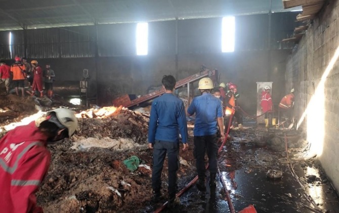 Petugas damkar di lokasi gudang beras Bangsri, Karangpandan yang terbakar. (RUDI H/RADAR SOLO) 