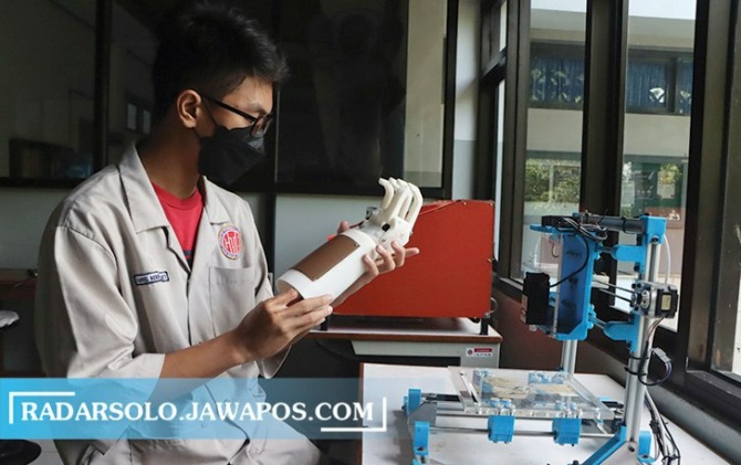 DICETAK PRINTER 3D: Inovasi prosthetic hand, robot tangan kreasi siswa SMK di Kota Solo untuk membantu disabilitas.  (M. IHSAN/RADAR SOLO)