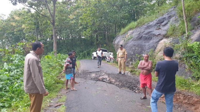 Jalan di Desa Ngambarsari, Kecamatan Karangtengah amblas dan ditutup sementara Senin (27/2/2023). (PEMDES NGAMBARSARI FOR RADAR SOLO)