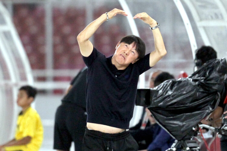 Pelatih Timnas U-20 Indonesia Shin Tae Yong dalam pertandingan uji coba internasional U-20 di Stadion Utama Gelora Bung Karno (SUGBK), Senayan, Jakarta, Jumat (17/2/2023). HARITSAH ALMUDATSIR/JAWA POS