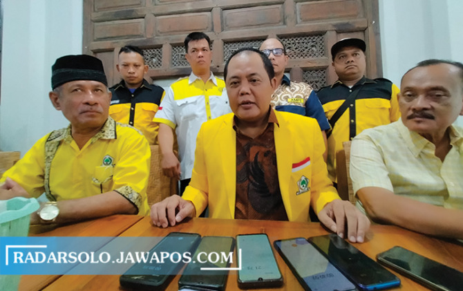 REDAM KONFLIK: Sekretaris DPD Partai Golkar Jateng Juliyatmono (tengah) bersama pengurus DPD Partai Golkar Solo usai konsolidasi Minggu (12/2/2023). (ANTONIUS CHRISTIAN/RADAR SOLO)