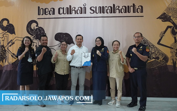SINERGI: Kantor Pengawasan dan Pelayanan Bea dan Cukai Tipe Madya Pabean B Surakarta terima kunjungan dari Jawa Pos Radar Solo, Kamis (16/2/2023). (TRI WAHYU C/RADAR SOLO)