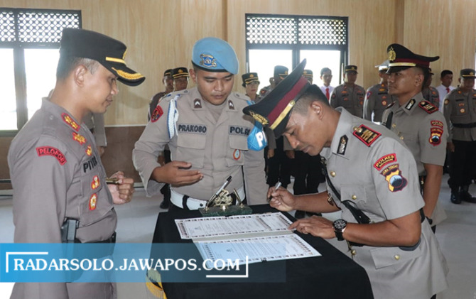 PENYEGARAN: Kapolres Sragen AKBP Piter Yanottama (kiri) memimpin sertijab kasatreskrim, Jumat (17/2/2023). (AHMAD KHAIRUDIN/RADAR SOLO)