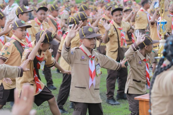 Ketua Kwartir Cabang (Kwarcab) Gerakan Pramuka Kabupaten Klaten Hamenang Wajar Ismoyo saat membuka pesta siaga di kompleks SMA N 1 Ceper (DOK. KWARCAB GERAKAN PRAMUKA KLATEN)