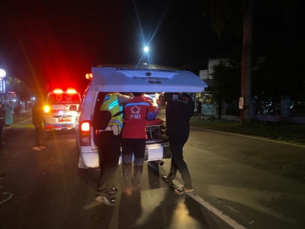 NAHAS: Proses evakuasi korban laka lantas di Jalan Solo-Sragen, Desa Pilangsari, Ngrampal, Jumat dini hari (3/2/2023). (PMI SRAGEN FOR RASO)