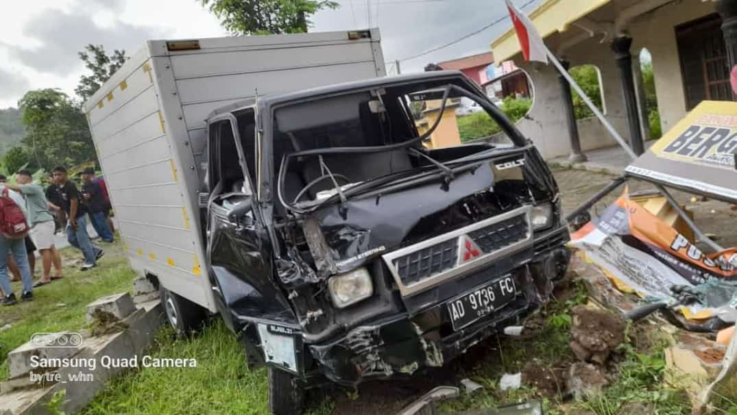 Mobil boks yang terlibat kecelakaan dengan siswi SMAN 1 Tawangsari dan pengendara lainnya di depan Kantor Panwaslu Kecamatan Bulu di Jalan Tawangsari-Bulu, Dusun Sumberejo RT 01 RW 08, Desa Kunden, Senin (6/2/2023). (IST)