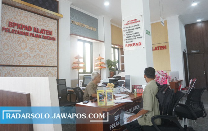 EVALUASI: Layanan BPKPAD di mal pelayanan publik Kabupaten Klaten. (ANGGA PURENDA/RADAR SOLO)
