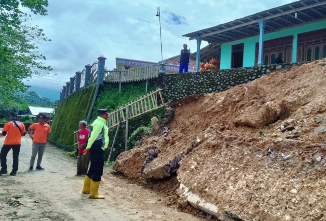 PANTAU LANGSUNG: Petugas gabungan dair BPBD, TNI, Polri, SAR melakukan pendataan terhadap longsor yang terjadi di Jatiyoso, Karanganyar, kemarin. (RUDI HARTONO/RADAR SOLO)