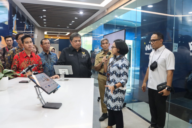 Menko Bidang Perekonomian Airlangga Hartarto (empat dari kanan), Direktur Keuangan dan Strategi Bank Mandiri Sigit Prastowo (lima dari kanan), dan Wali Kota Surakarta Gibran Rakabuming Raka menyimak paparan Senior Vice President Bank Mandiri (Head of Micr