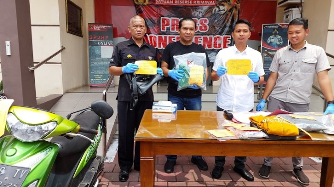 Kasatreskrim Polres Boyolali AKP Donna Briadi beri keterangan pers pencurian kendaraan bermotor di mapolres setempat, Kamis (23/2/2023). (RAGIL LISTIYO/RADAR SOLO)