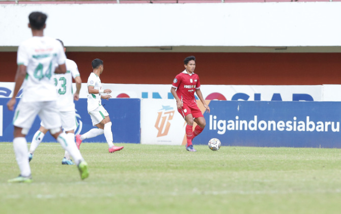 LEGA: M. Faqih Maulana (kanan) jalanidebut perdananya bersama Persis Solo saat melawan PSS Sleman di Stadion Maguwoharjo, 22 Februari lalu. (PERSIS SOLO OFFICIAL)