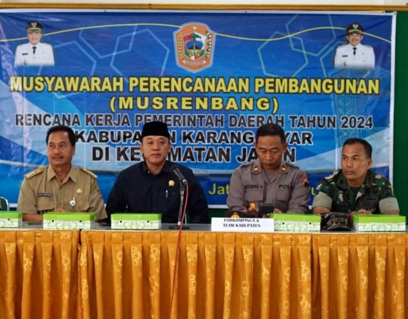 SERAP ASPIRASI: Ketua DPRD Karanganyar Bagus Selo (dua dari kiri) hadiri musrenban Kecamatan Jaten, kemarin.  (RUDI HARTONO/RADAR SOLO)