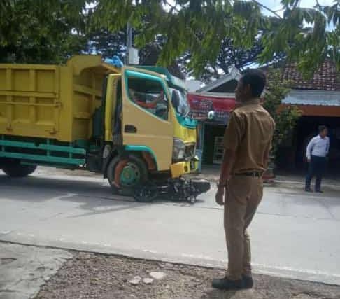 UGAL-UGALAN: Truk dump yang menabrak tiga sepeda motor dan satu mobil di Jalan Sragen-Balong, Purworejo, Sambirejo. (DOK.WARGA)