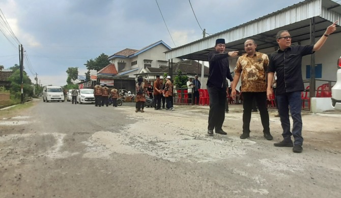 SINERGI: Wakil Bupati Karanganyar Rober Christanto (kiri), bersama Ketua DPRD Karanganyar Bagus Selo dan anggota DPR RI Dolfie cek proyek jalan di Kebakkramat, Selasa (21/2/2023). (RUDI  HARTONO/RADAR SOLO).