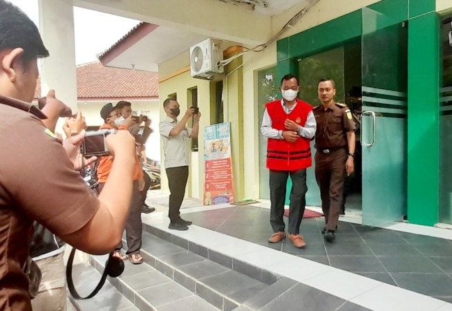 SIAPKAN PEMBELAAN: Mantan Kades Berjo Suyatno saat keluar dari Kejari Karanganyar. (RUDI HARTONO/RADAR SOLO)