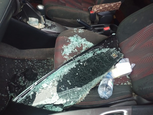 PELAKU PROFESIONAL: Kondisi mobil yang dipecah kacanya oleh pencuri. (RUDI  HARTONO/RADAR SOLO)
