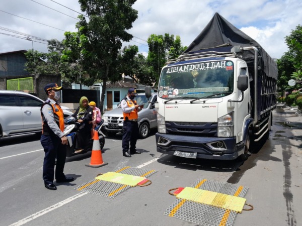 TINDAK TEGAS: Petugas Dishub Kota Solo menggelar razia kendaraan di perbatasan kota, Klodran, Colomadu, Karanganyar, Kamis (23/2/2023). (ANTONIUS CHRISTIAN/RADAR SOLO)
