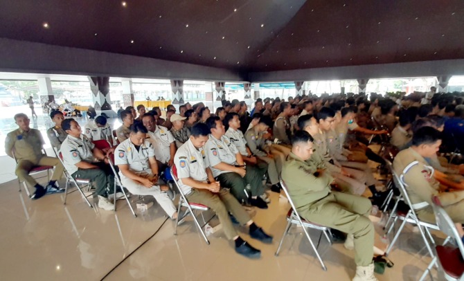 POTENSIAL: Ratusan pegawai THL Satpol PP Karanganyar yang disebar di seluruh kecamatan. (RUDI HARTONO/RADAR SOLO)
