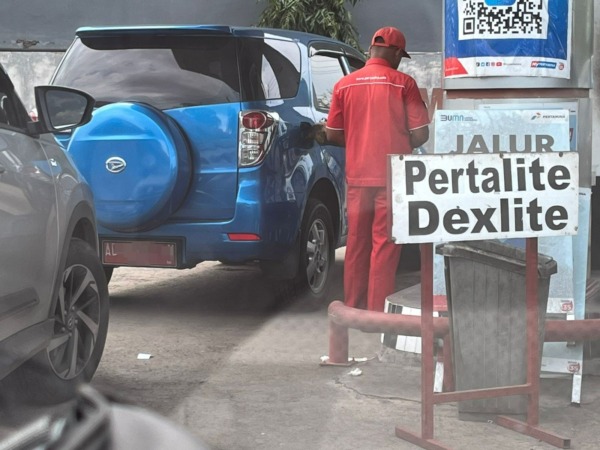 MELANGGAR: Mobil dinas yang kedapatan membeli BBM bersubsidi di salah satu SPBU di Sragen, Rabu (8/2/2023). (AHMAD KHAIRUDIN/RADAR SOLO)