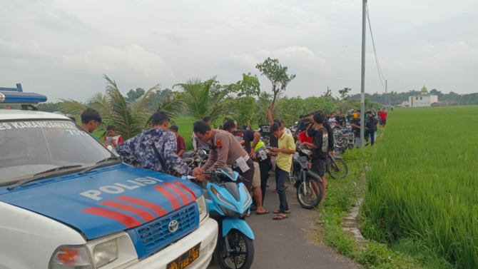 EFEK JERA: Petugas Satlantas Polres Karanganyar mendata ratusan sepeda motor di lokasi balap liar di Dea Kragan, Gondangrejo, Sabtu (4/2/2023). (RUDI HARTONO/RADAR SOLO)