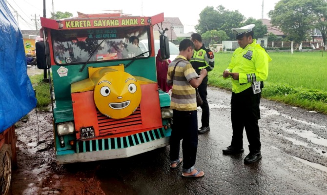LANGGAR ATURAN: Satlantas Polres Karanganyar merazia kereta kelinci di Kota Karanganyar, beberapa waktu lalu. Kendaraan ini hanya untuk kawasan wisata. (RUDI HARTONO/RADAR SOLO)