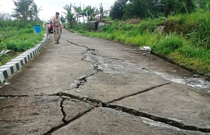 MITIGASI BENCANA: Personel BPBD Karanganyar melakukan pengecekan retakan tanah di Desa Tengklik, Tawangmangu, Selasa (28/2/2023). (RUDI HARTONO/RADAR SOLO)