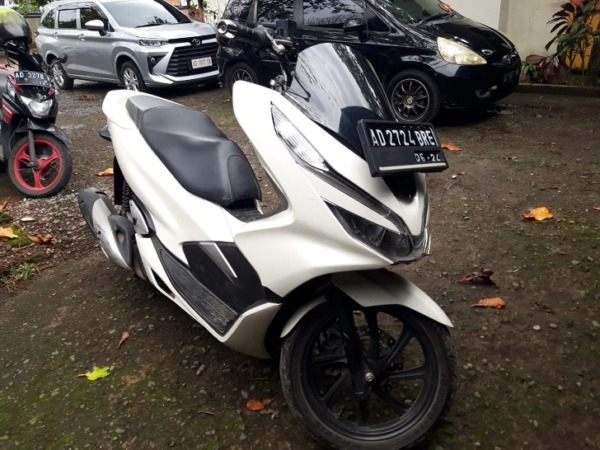 Sepeda motor Honda PCX tak bertuan yang diamankan di Mapolsek Banyudono, Selasa (28/2/2023). (RAGIL LISTIYO/RADAR SOLO).