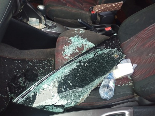 Pelaku memecah kaca jendela depan sisi kiri Toyota Yaris milik Supar untuk menggasak uang tunai Rp 160 juta, Kamis (2/2). (IST)