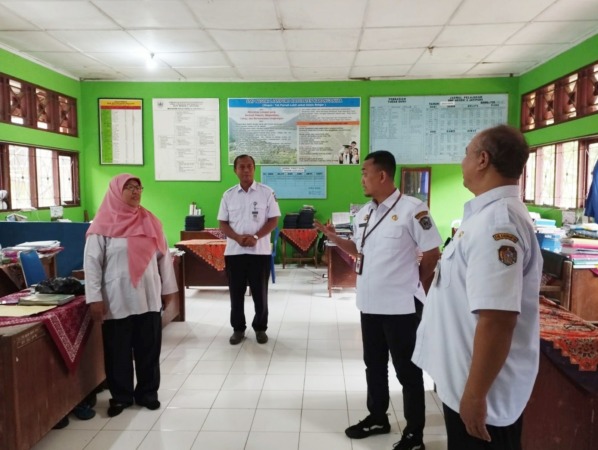 PENDATAAN: Disdikbud Karanganyar mendata penjaga sekolah di salah satu SMP negeri, belum lama ini. (RUDI HARTONO/RADAR SOLO)