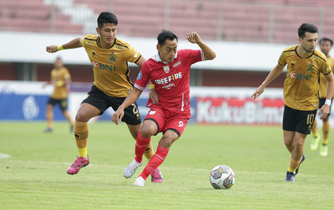 KEOK: Winger Persis Solo Samsul Arif (jersey merah) dikawal ketat Putu Gede di Stadion Maguwoharjo Sleman, Kamis (2/2/2023). (PERSIS SOLO OFFICIAL)