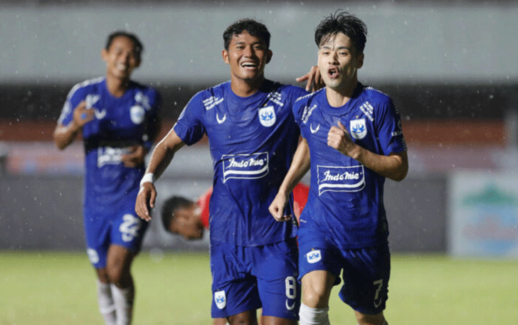 Pemain PSIS Semarang melakukan selebrasi. (Angger Bondan/Jawa Pos)