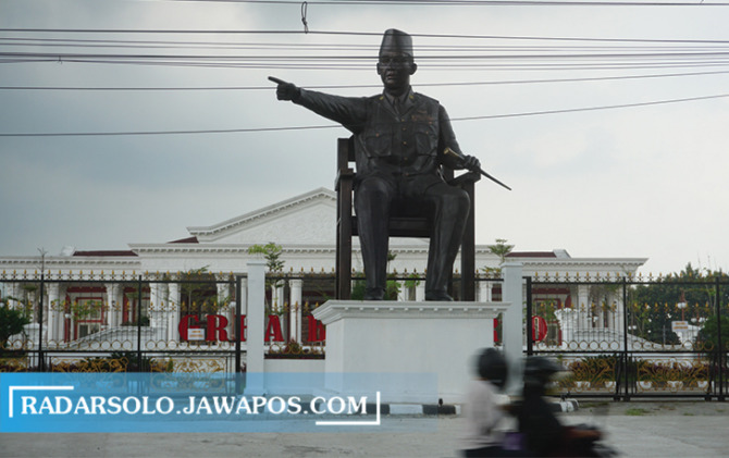 DARI TEMBAGA: Patung Bung Karno di depan pintu masuk Grha Bung Karno, Kelurahan Buntalan, Kecamatan Klaten Tengah bakal diperbaiki. (ANGGA PURENDA/RADAR SOLO)