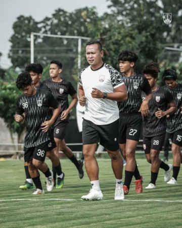 Sofie Imam Faizal saat memimpin skuad tim Persis Youth berlatih fisik. (PERSIS SOLO OFFICIAL)
