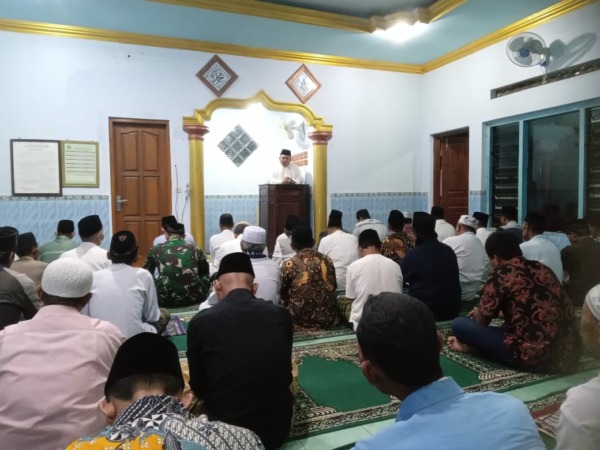 Pemerintah Kecamatan Polanharjo bersama jamaah sedang melaksanakan salat subuh berjamaah di Masjid Istiqomah Dusun Kemasan, Desa Glagahwangi, Kecamatan Polanharjo, Sabtu (4/2) (Dokumentasi Pemerintah Kecamatan Polanharjo)