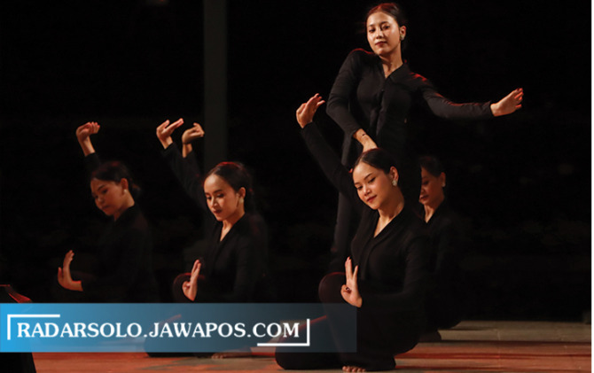 GEMULAI: Aksi panggung para penari saat menampilkan pertunjukan Tidak Sekadar Tari #78 di Taman Budaya Jawa Tengah (TBJT), belum lama ini. (M. IHSAN/RADAR SOLO)