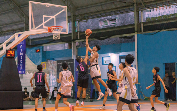 JUMP: Perlombaan basket tingkat SMA di Sport Center Kolese St. Mikael Surakarta. (ATMI CUP FOR RADAR SOLO)