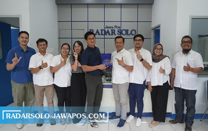 BERSINERGI: Perwakilan Bank BTPN saat berkunjung ke kantor Jawa Pos Radar Solo, kemarin. (SEPTINA FADIA PUTRI/RADAR SOLO)