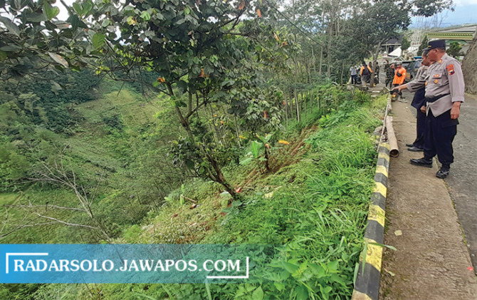 CURAM: Polisi menunjukkan jurang lokasi kecelakaan Elf di Wonorejo, Jatiyoso. (RUDI HARTONO/RADAR SOLO)