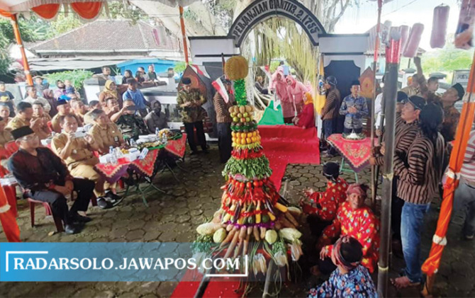 KENANG SEJARAH: Prosesi napak tilas Perjanjian Giyanti di Kelurahan Jantiharjo, Kecamatan Karanganyar, Senin (13/2/2023). (RUDI HARTONO/RADAR SOLO)