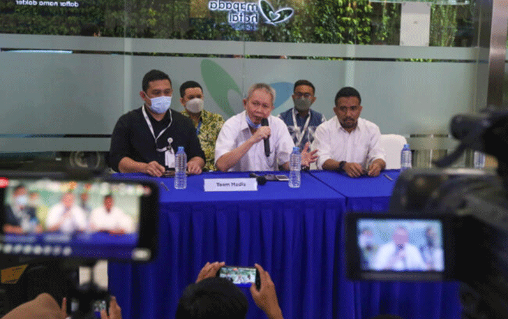 Tim dokter yang menangani David Ozora di RS Mayapada menjelaskan kondisi David dalam konferensi pers yang digelar di rumah sakit tersebut pada Senin (28/2). (Salman Toyibi/Jawa Pos)