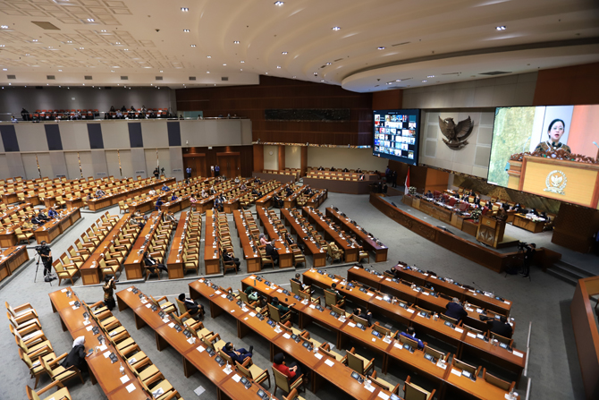 Suasana rapat paripurna penutupan masa sidang DPR RI, Kamis (16/12/2021). Rapat paripurna dibuka dan dipimpin oleh Wakil Ketua DPR Sufmi Dasco Ahmad. Sebanyak 71 anggota DPR hadir rapat paripurna secara fisik.  virtual 218, izin 20. Total 309 dari 575 ang