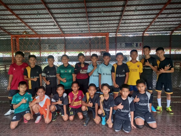 Tim futsal SDIT Muhammadiyah Al Kautsar, Sukoharjo di sela latihan persiapan mengikuti Radar Solo Fun Futsal 2023. (FIFMA/RADAR SOLO).