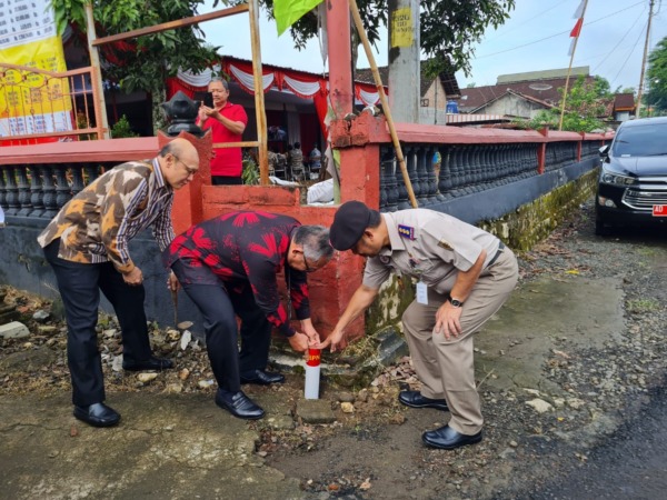 TETENGER: Pemasangan tanda batas di Pracimantoro, kemarin (3/2/2023). (IWAN ADI LUHUNG/RADAR SOLO)