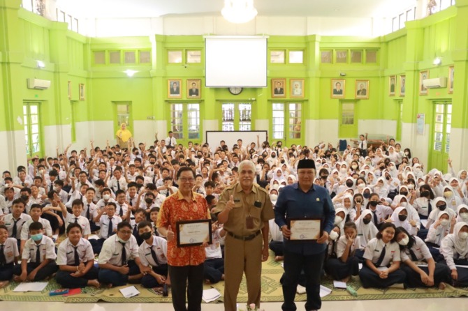 PEMATERI: Sumartono Hadinoto (kiri) dan Mashuri (kanan) di aula SMPN 1 Surakarta, Senin (6/2). (SMPN 1 SURAKARTA FOR RASO)